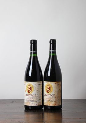 deux bouteilles de vin posées sur une table en bois