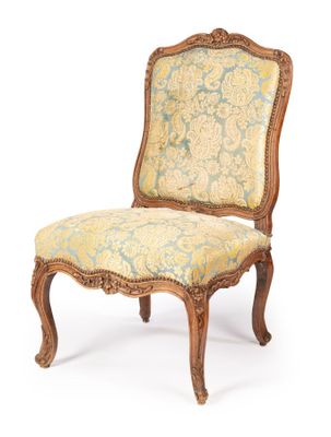 CHAISE en hêtre mouluré et sculpté reposant sur quatre pieds galbés, l - Photo 1