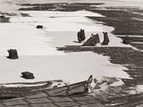 une photo en noir et blanc représentant un groupe de personnes sur un bateau dans la neige