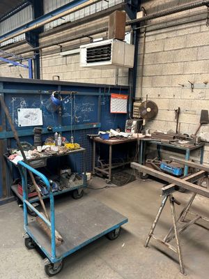 une photo d'un atelier avec des outils posés sur un chariot