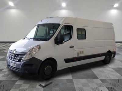 la photo d'une camionnette blanche garée dans une pièce