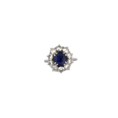 une bague à grappes de saphirs et de diamants