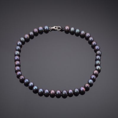 un collier de perles noires avec un fermoir en argent