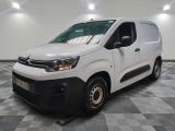 la camionnette blanche est garée sur un sol carrelé en damier