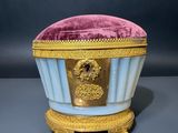 un coffret richement décoré, bleu et or, recouvert de velours rose