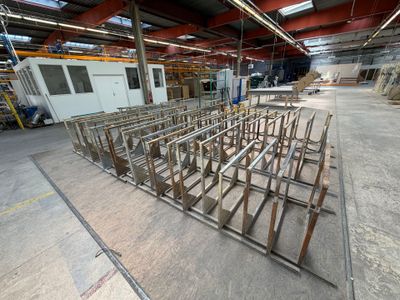 une grande pièce avec de nombreuses barres d'acier