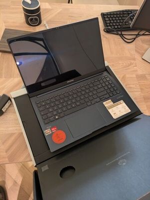 un ordinateur portable posé sur une boîte, sur une table