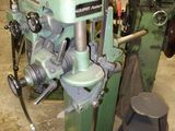 une machine qui se trouve dans une pièce avec de nombreux outils