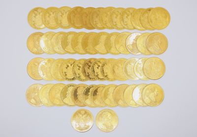 beaucoup de pièces d'or sur une surface blanche