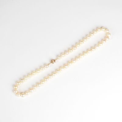 Collier de perles blanches (D. 8/9 mm), fermoir à crochet de…