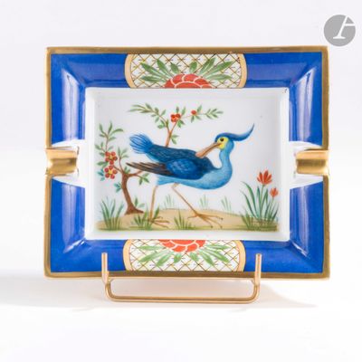 une assiette bleue et blanche sur laquelle est peint un oiseau