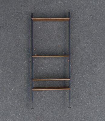 vue de dessus d'une échelle appuyée contre un mur en béton