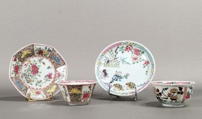 plusieurs types différents d'assiettes et de bols en porcelaine posés sur un fond gris
