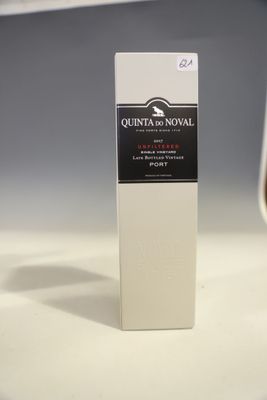 une bouteille de vin posée sur un comptoir à côté d'un verre de vin