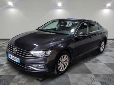 La Volkswagen Passat est garée dans une grande pièce au sol carrelé.
