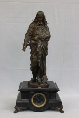 statue en bronze représentant un homme tenant une horloge, posée sur un socle en marbre