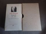 un livre ouvert dont la couverture représente un homme