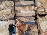 de nombreux vêtements dans une boîte posée sur une table