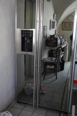 un miroir accroché au mur de la pièce