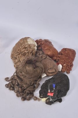 beaucoup de types de cheveux différents sur une surface blanche