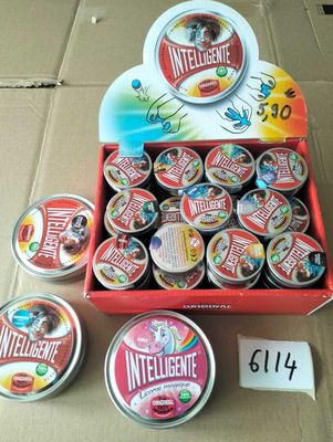 plusieurs boîtes de glaces aux saveurs variées dans un carton