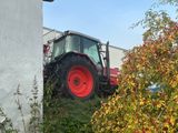 un tracteur garé contre le mur d'un bâtiment