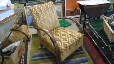 une chaise qui se trouve au milieu d'une pièce
