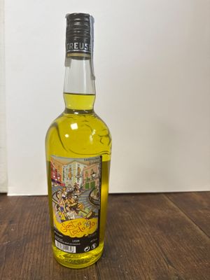 une photo d'une bouteille d'alcool posée sur une table en bois