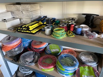 un stock de pièces et fournitures électroniques.