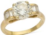gros plan d'une bague en diamant sur fond blanc