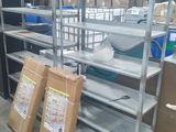 une pièce avec beaucoup d'étagères et de cartons