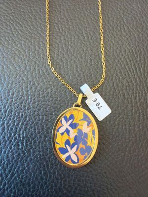 Gros plan sur un collier portant une étiquette