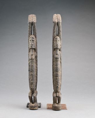 une paire de statues en pierre représentant un homme et une femme
