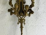 applique murale en laiton ancien ornée de fleurs et de feuilles sur fond blanc