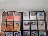 une photo montrant un assortiment de cartes Pokémon dans une boîte