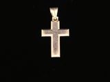 un pendentif en forme de croix en argent sur fond noir