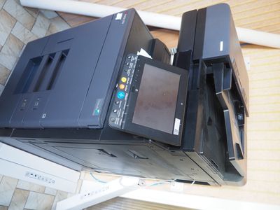 une imprimante noire posée sur une table en bois