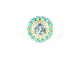 un gros plan d'une bague ornée de pierres bleues