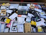 une boîte en carton remplie d'appareils électroniques et d'autres objets