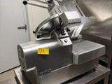 une machine posée sur une table dans une cuisine