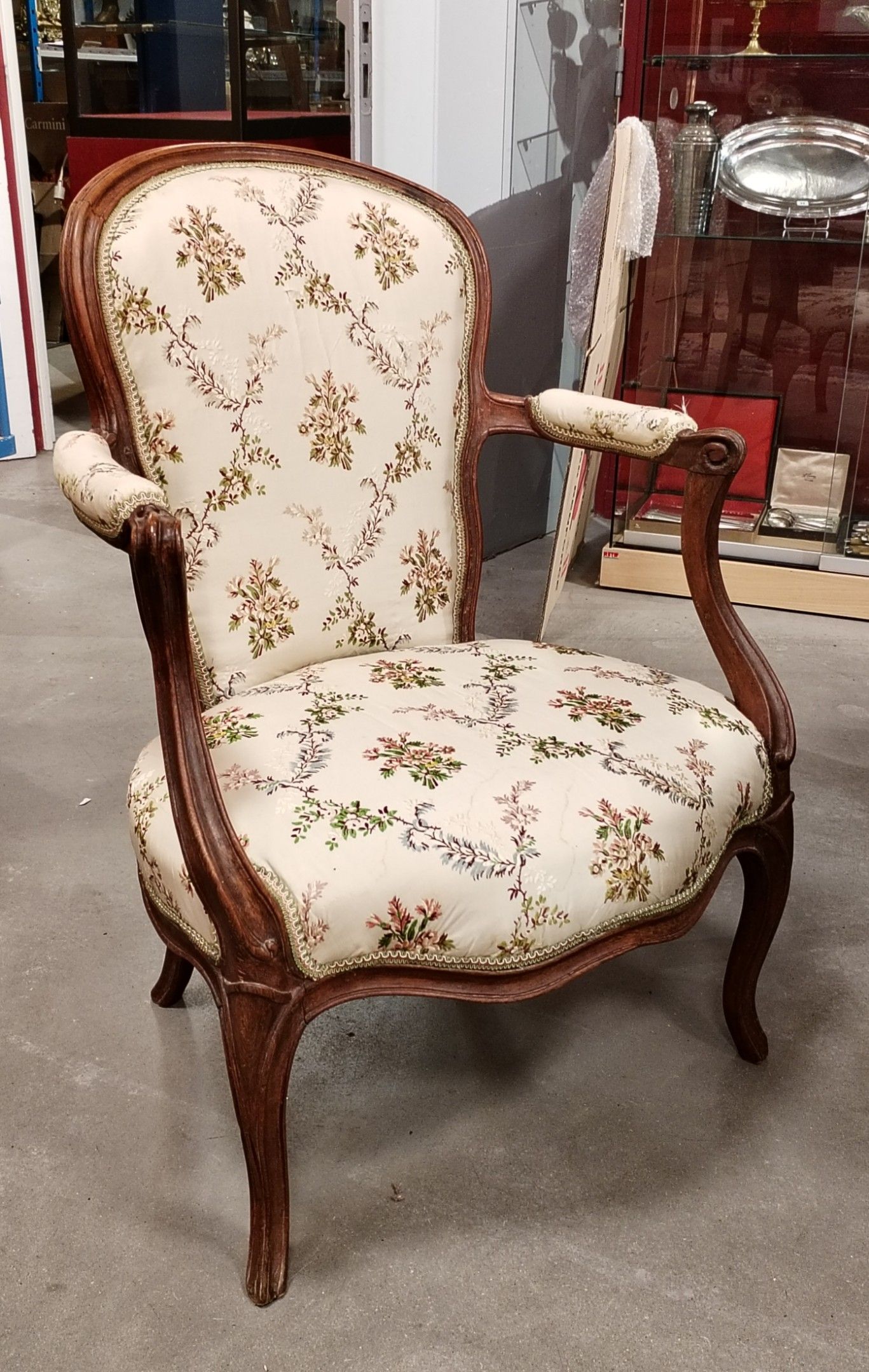 Fauteuil à dossier violonné en bois naturel mouluré.