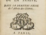 un vieux livre écrit posé sur une table