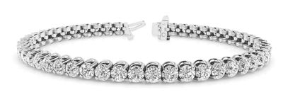 un bracelet de tennis en diamants sur fond blanc
