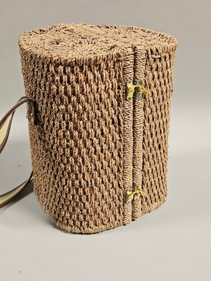 Un PANIER de pique-nique en rotin contenant un nécessaire à …