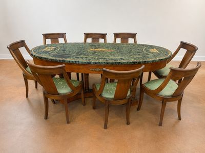 une grande table en marbre entourée de six chaises