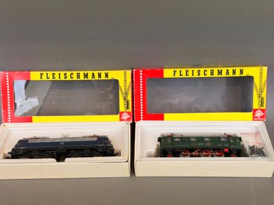 deux trains en boîte posés l'un à côté de l'autre sur une table