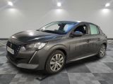 la voiture grise est garée sur un carrelage à carreaux