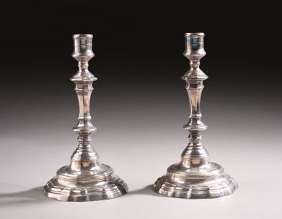 paire de chandeliers en argent sur fond blanc