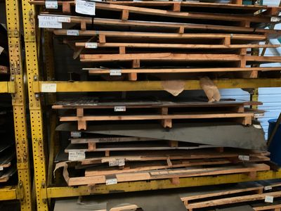 une grande pile de planches de bois dans un entrepôt