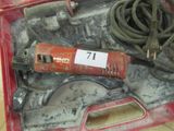une boîte rouge contenant des outils, posée sur une table